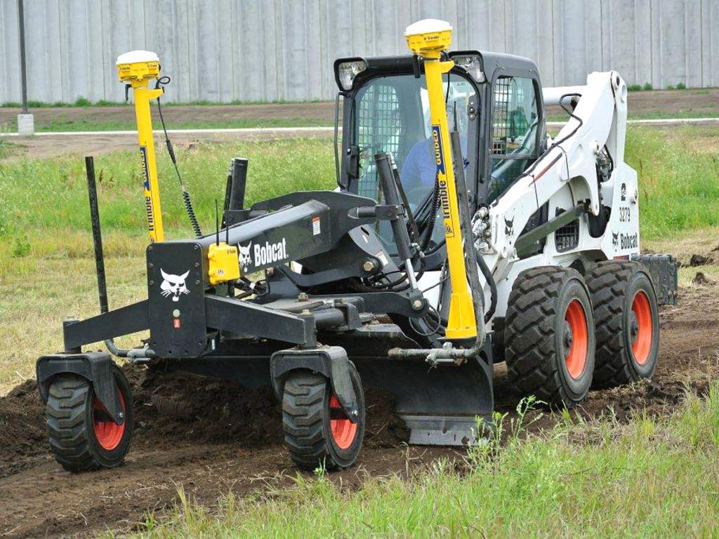 Ledande väghyvel med Trimble 3D GNSS-styrsystem