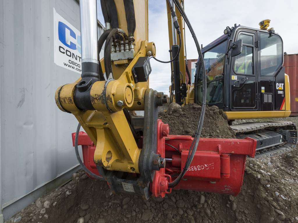 Grävmaskin med justerbar bom och svängbar skopa med Trimble 3D GNSS-styrsystem